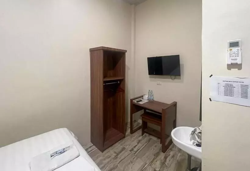 Hotelli Reddoorz Near Kantor Bupati Tapanuli Tengah Aek Tolang