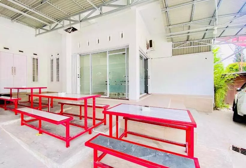 Hotelli Reddoorz Syariah At Gcl Bukittinggi