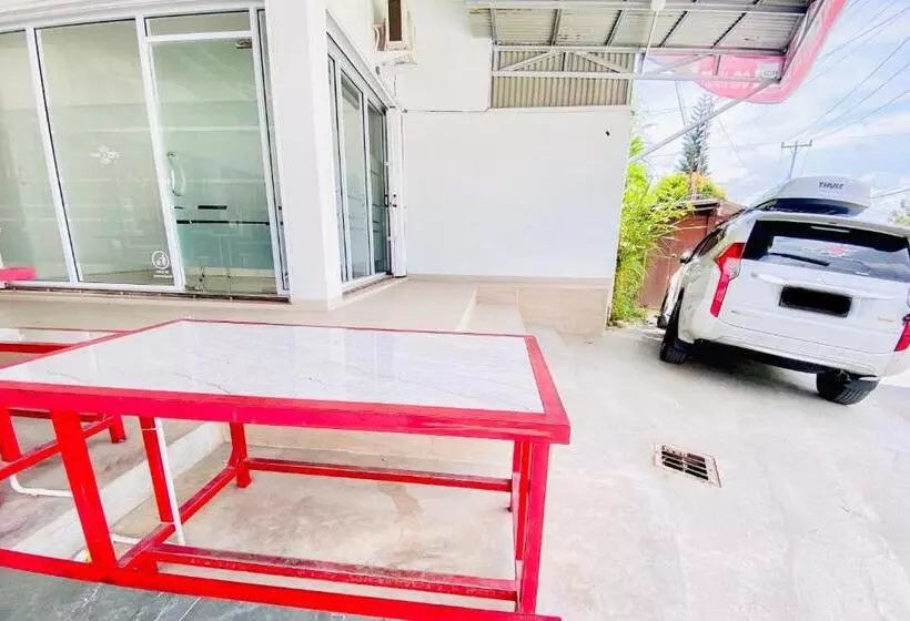 Hotelli Reddoorz Syariah At Gcl Bukittinggi