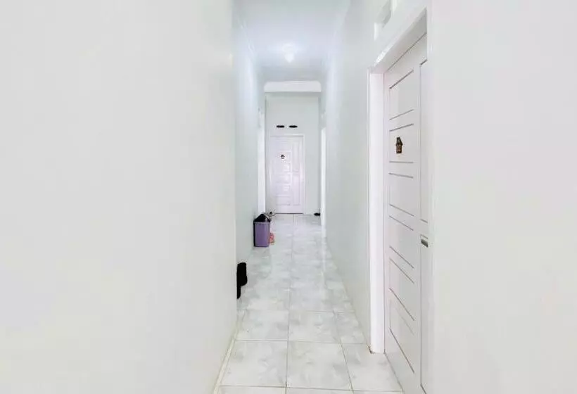 Hotelli Reddoorz Syariah At Gcl Bukittinggi