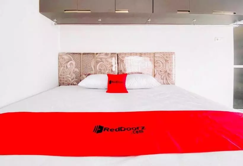 Hotelli Reddoorz Syariah At Gcl Bukittinggi