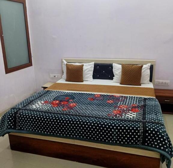 فندق Shree Govind Dev & Restaurant