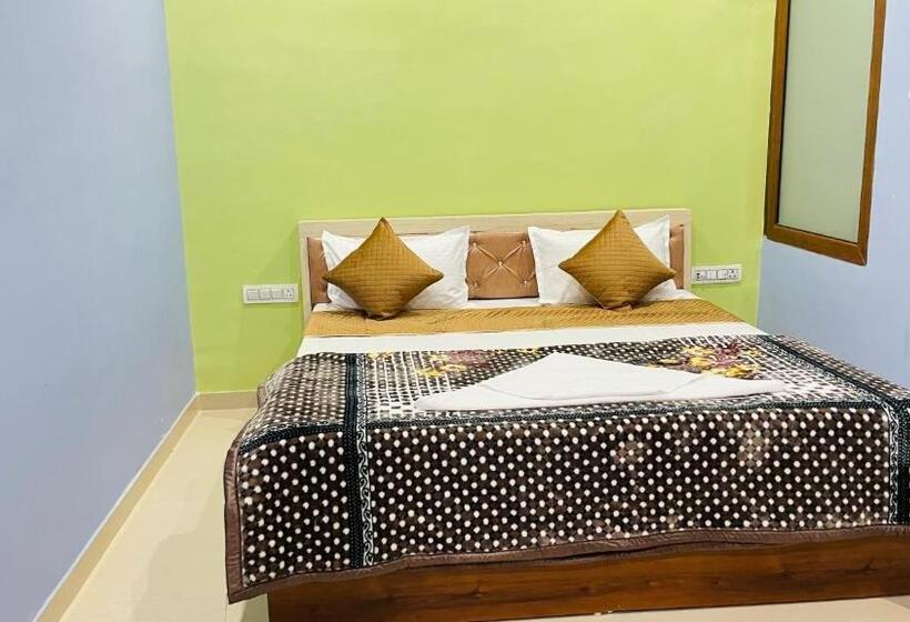 فندق Shree Govind Dev & Restaurant