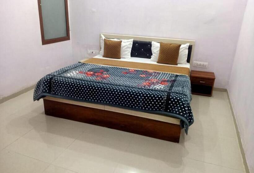 فندق Shree Govind Dev & Restaurant