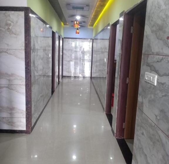 فندق Shree Govind Dev & Restaurant