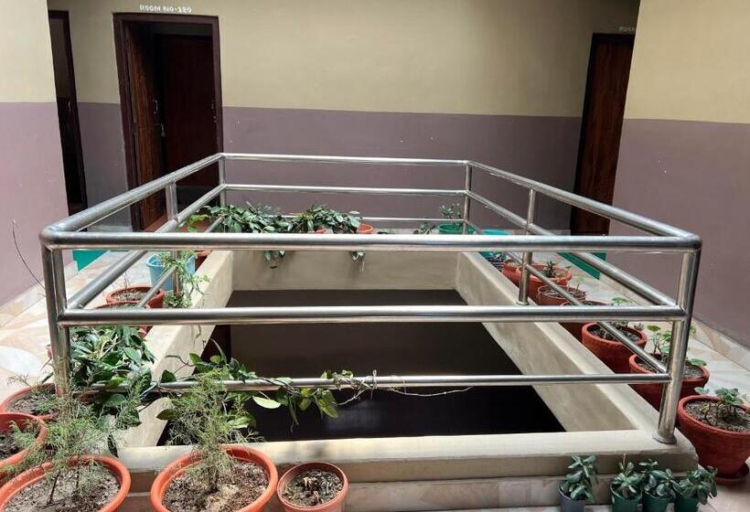 پانسیون New Neeru Guest House