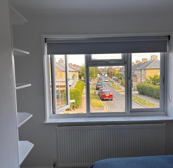 פנסיון Rooms In London Next To Tube And Wimbledon
