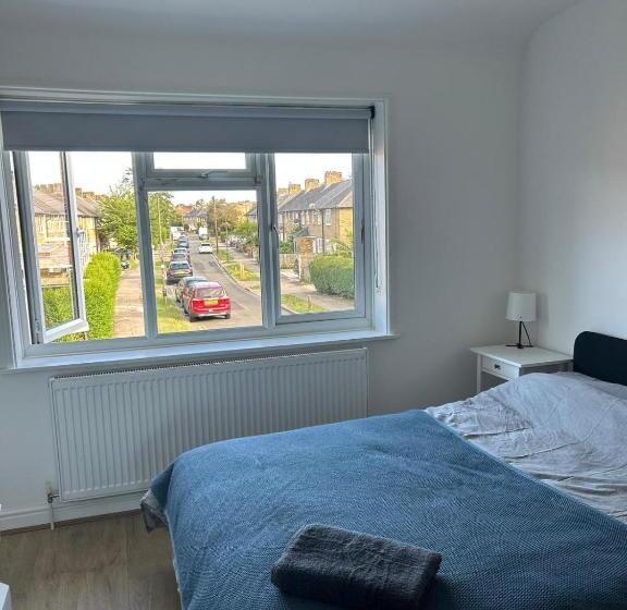 פנסיון Rooms In London Next To Tube And Wimbledon