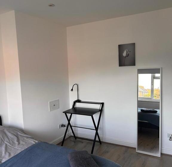פנסיון Rooms In London Next To Tube And Wimbledon