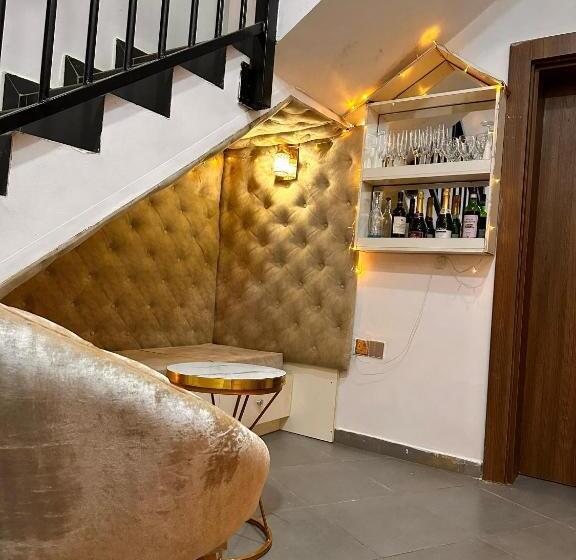 تختخواب و صبحانه Savlux Apartment