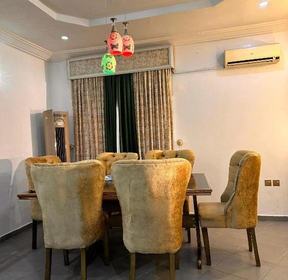 تختخواب و صبحانه Savlux Apartment