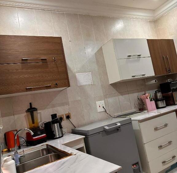 تختخواب و صبحانه Savlux Apartment