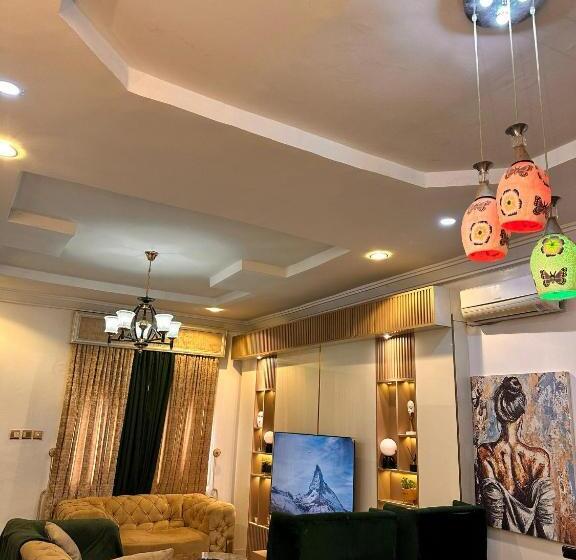 تختخواب و صبحانه Savlux Apartment