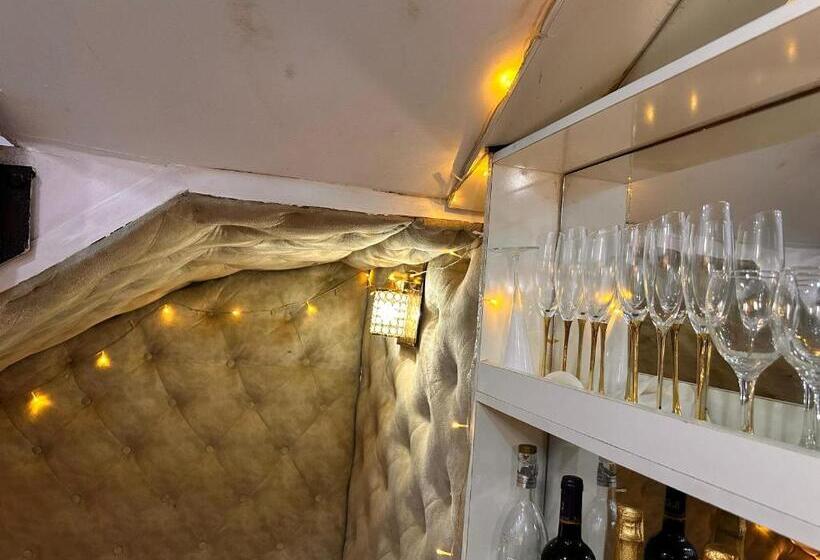 تختخواب و صبحانه Savlux Apartment