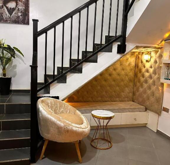 تختخواب و صبحانه Savlux Apartment