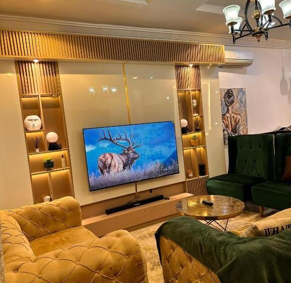 تختخواب و صبحانه Savlux Apartment