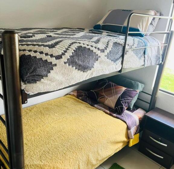 هاستل Rileys Home