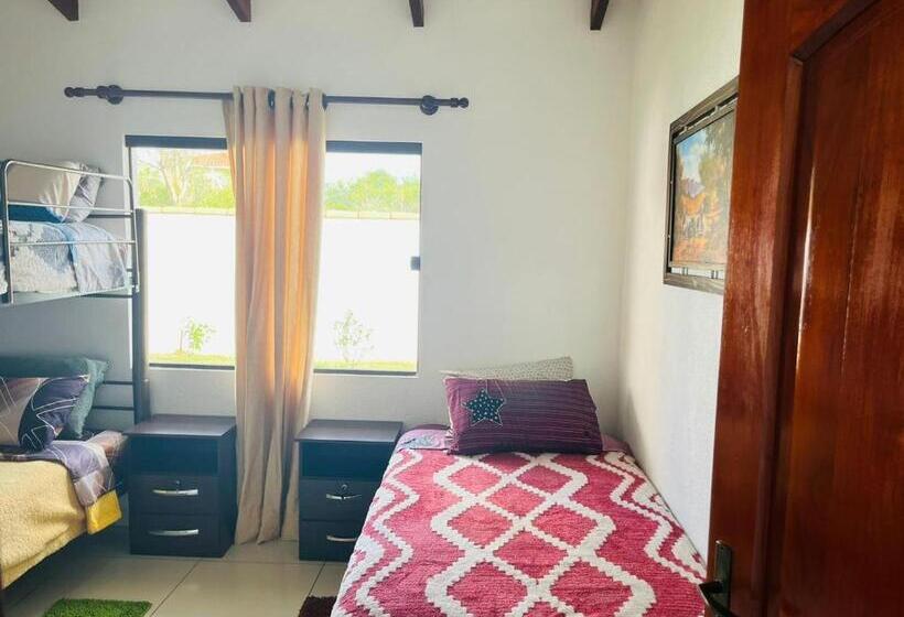 هاستل Rileys Home