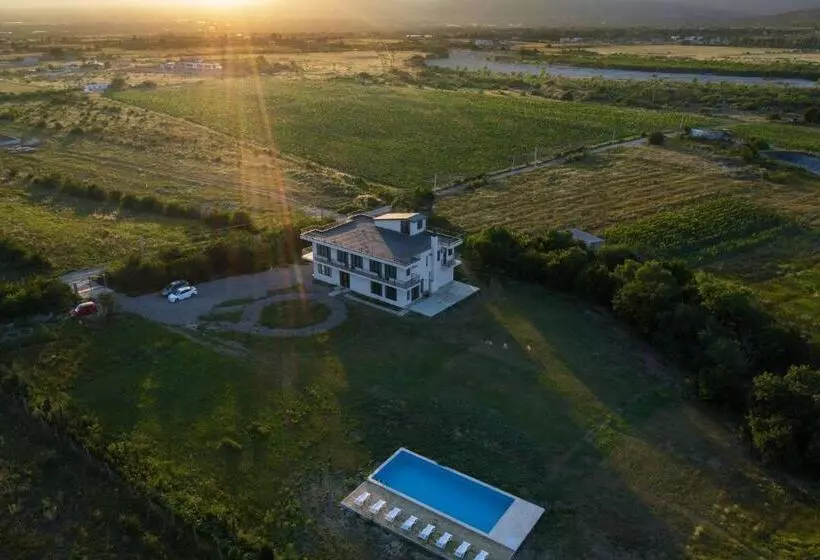 هتل Naubari Estate