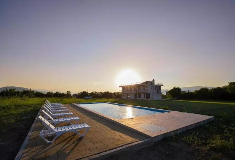 هتل Naubari Estate