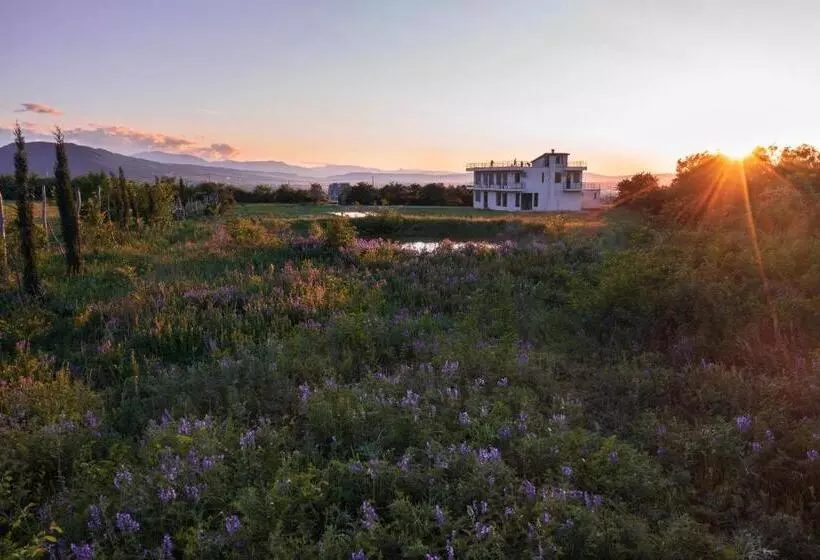 هتل Naubari Estate