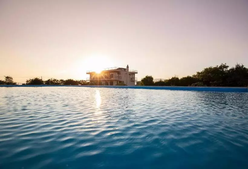 هتل Naubari Estate