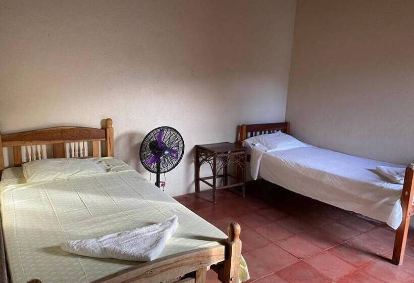 پانسیون Room In Bb Beach Hotel Room For 6 P Pool Breakfast And Fan