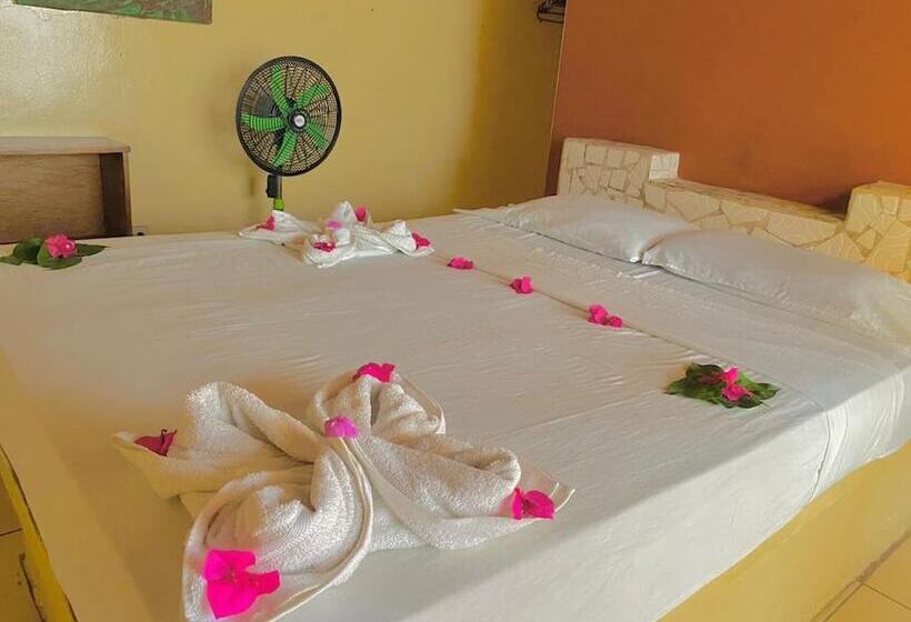 پانسیون Room In Bb Beach Hotel Room For 6 P Pool Breakfast And Fan