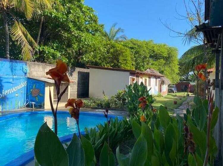 پانسیون Room In Bb Beach Hotel Room For 6 P Pool Breakfast And Fan