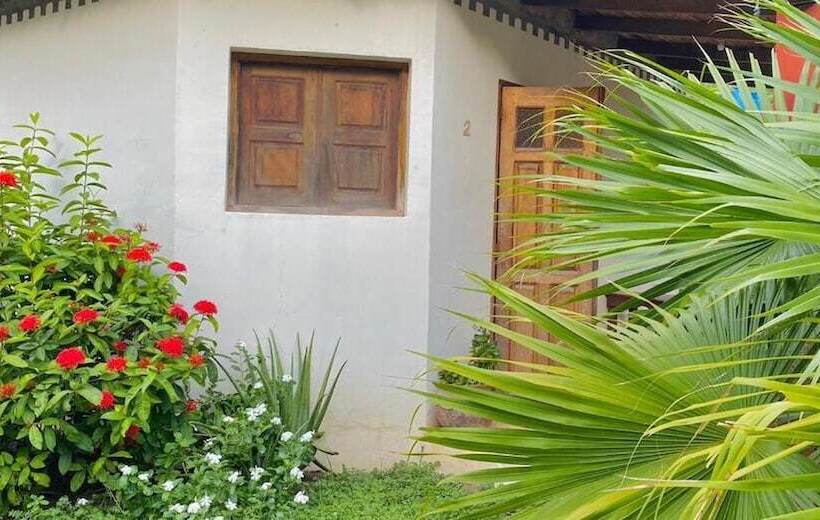 پانسیون Room In Bb Beach Hotel Room For 6 P Pool Breakfast And Fan