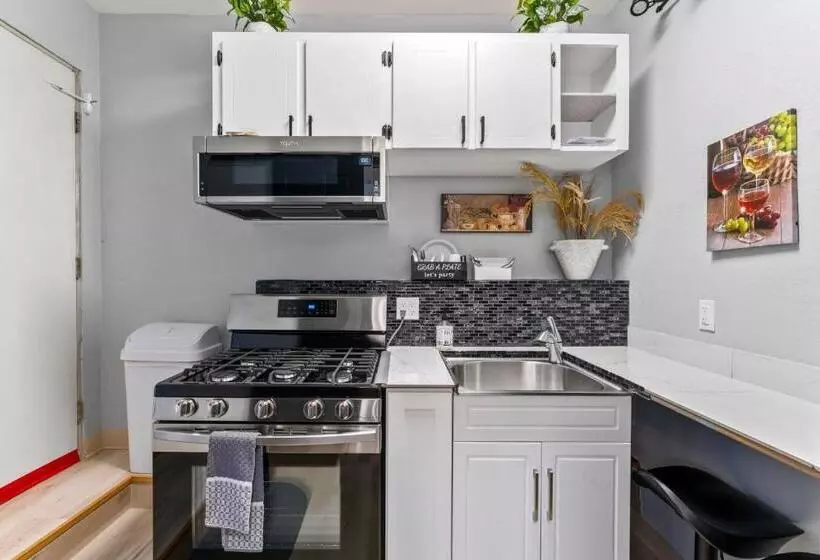 ペンション Stylish Studio Suite Near Downtown