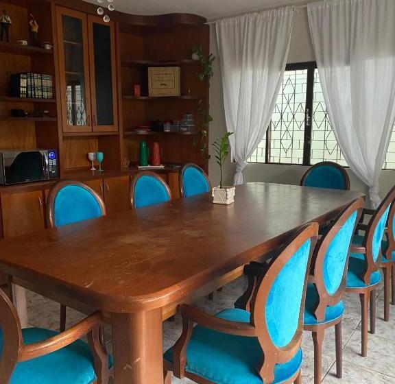 پانسیون Triana Guest House