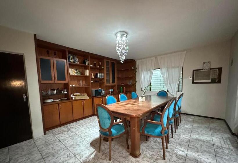 پانسیون Triana Guest House