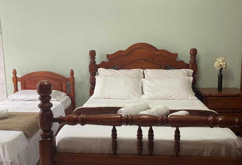 پانسیون Triana Guest House