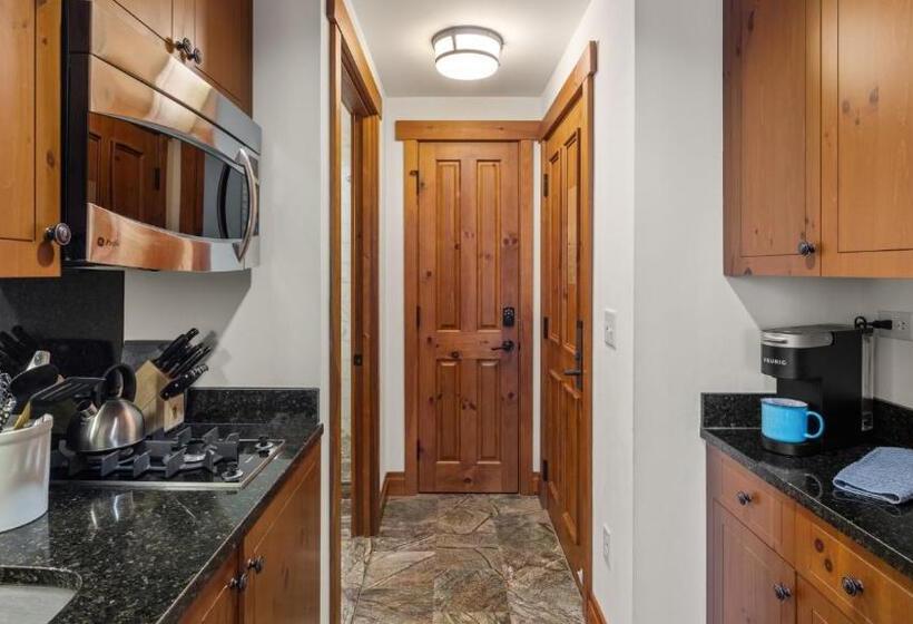 Resort Otel 1216 The Lodge At Spruce Peak Ski In Ski Out Studio Spruce Peak Village Views 2nd Floor