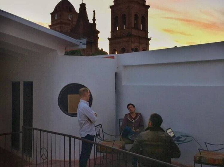 تختخواب و صبحانه Nomad Hostel