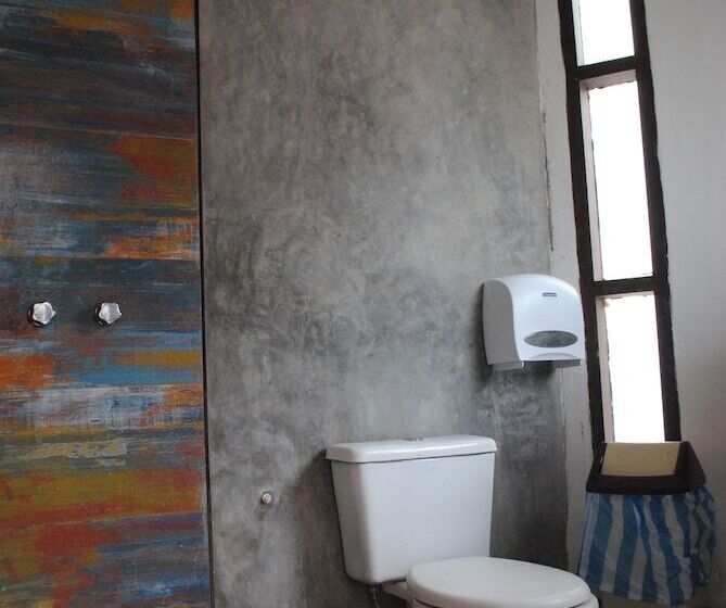 تختخواب و صبحانه Nomad Hostel