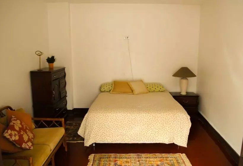 تختخواب و صبحانه Nomad Hostel