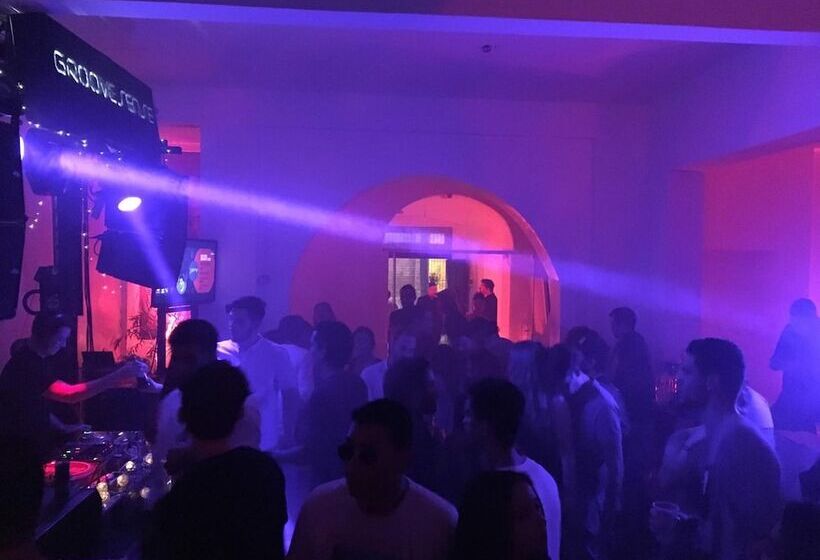 تختخواب و صبحانه Nomad Hostel