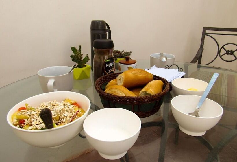 تختخواب و صبحانه Nomad Hostel