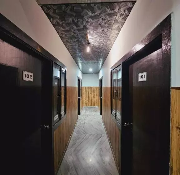 ユースホステル Saroj Guest House