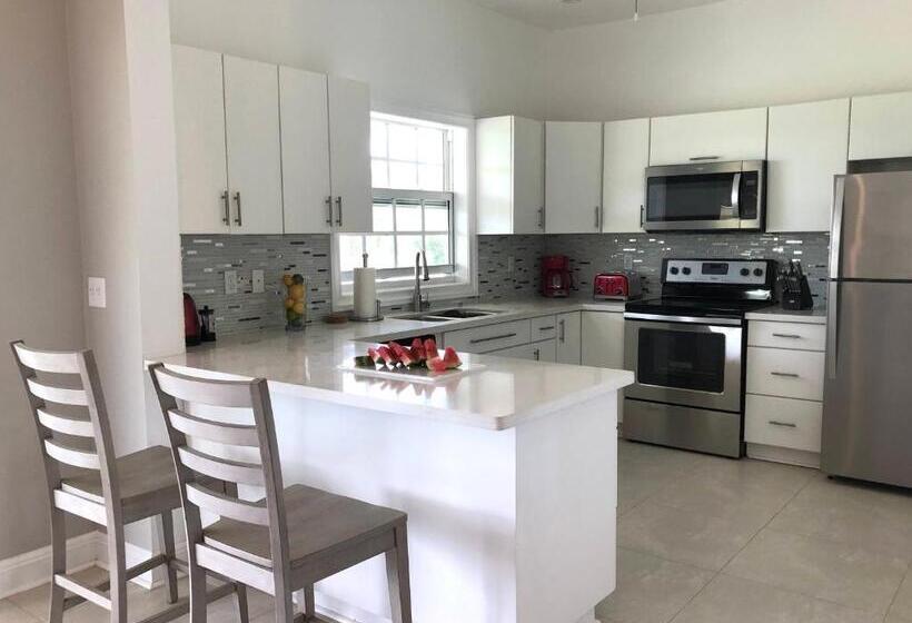 Colibri Court Antigua