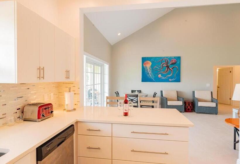 Colibri Court Antigua