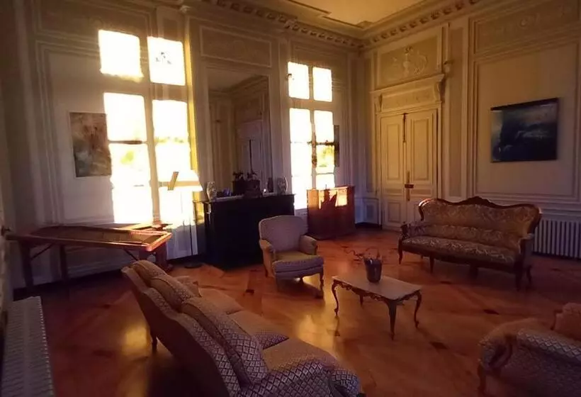 Aamiaismajoitus (B&B) Chateau De Joudes Suite De La Baronne