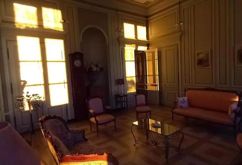 Aamiaismajoitus (B&B) Chateau De Joudes Suite De La Baronne