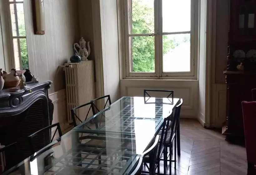 Aamiaismajoitus (B&B) Chateau De Joudes Suite De La Baronne