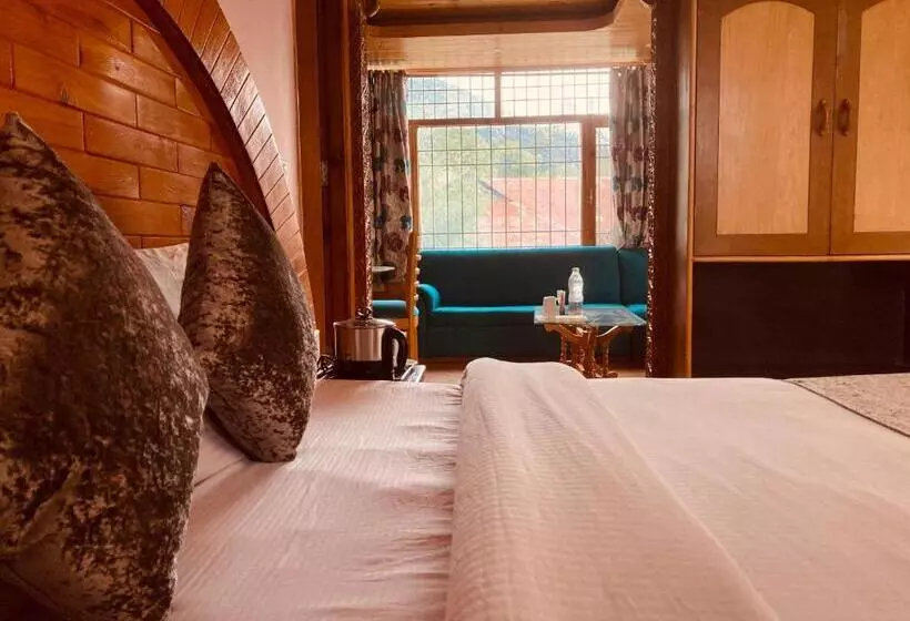 ホテル Pine View Cottage & Cafe, Mussoorie   Blissful View From Rooms