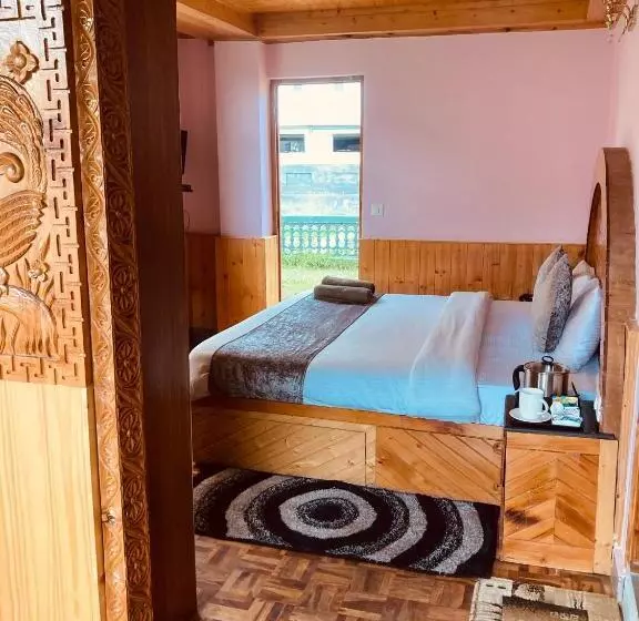 ホテル Pine View Cottage & Cafe, Mussoorie   Blissful View From Rooms