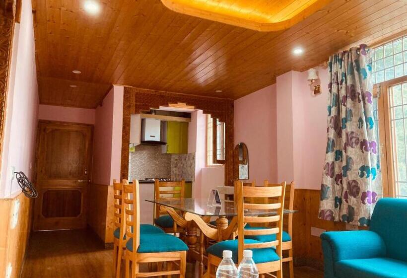 Hotelli Pine View Cottage & Cafe, Mussoorie   Blissful View From Rooms