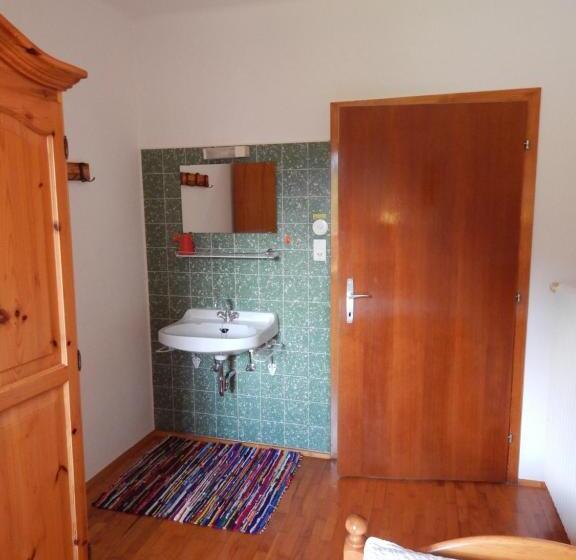 Hotel Peterhof – Komm Als Gast & Geh Als Freund